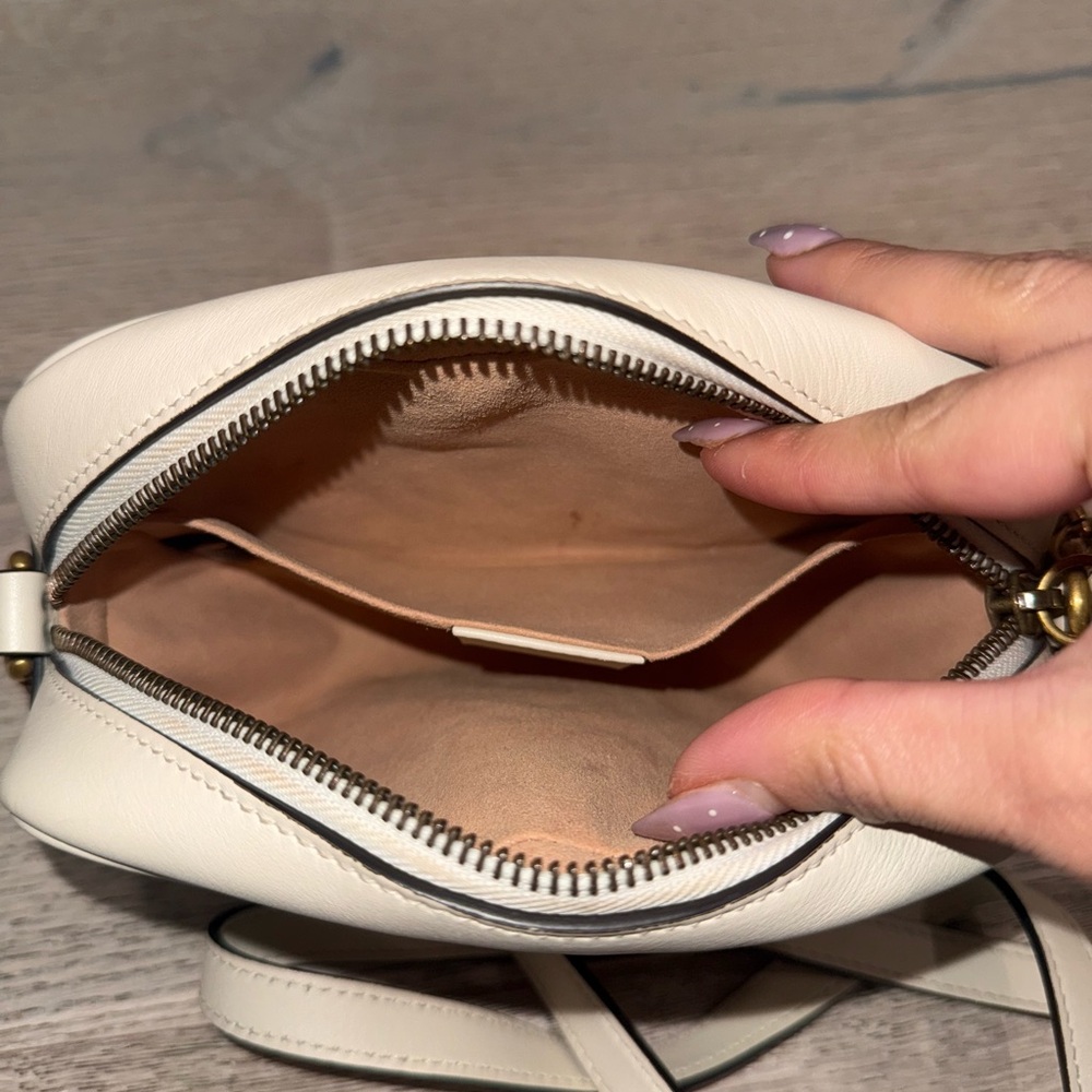 Gucci GG Marmont Camera Bag
Matelasse Mini White - Picture 8 of 13
